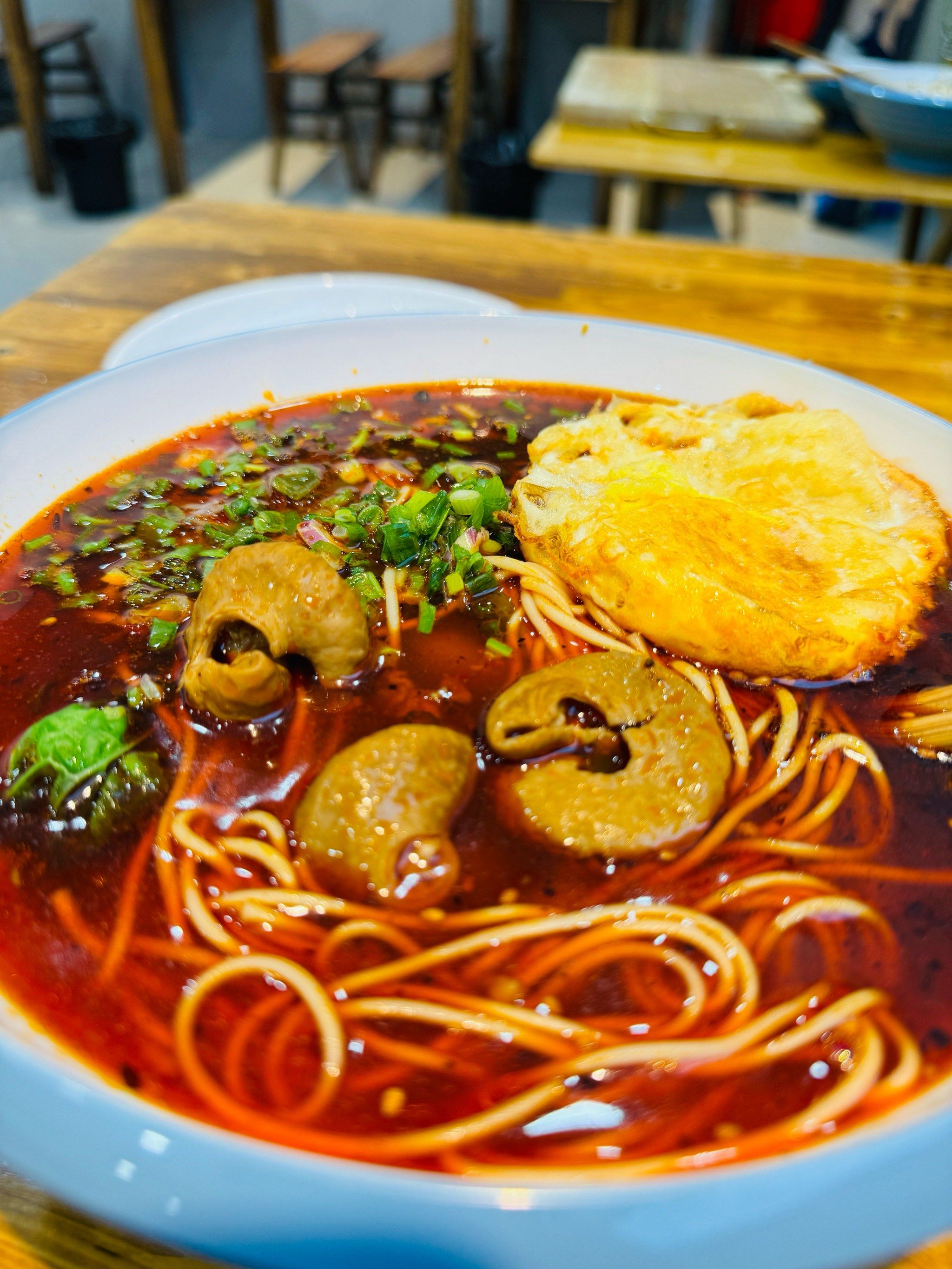 麻辣味突出
底料没重庆那么凶 但是合适了
肥肠耙糯 细碱面都是我