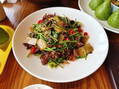 香菜小炒黄牛肉-芳草地度假酒店·野炉中餐厅