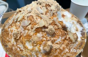 Glutinous Rice Cake with Mung Bean Paste and Snow Ice
