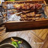 屋檐下新开的一家烧烤店带来的欢愉