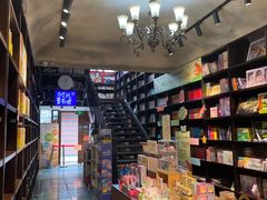 -钟书阁(松江泰晤士小镇店)