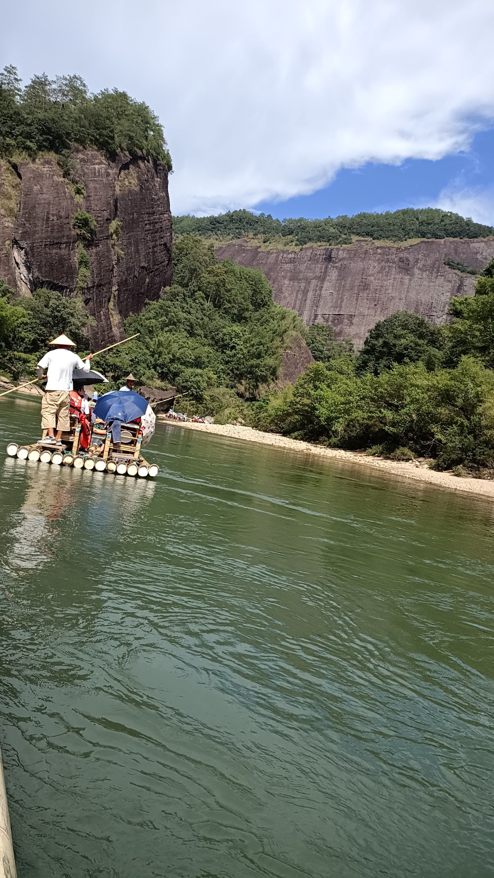竹筏漂流 夏日炎炎里,快来一场漂流降降温吧!
