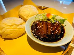 酒酿馒头配扣肉-卯时·龙光雅宴·精致锡帮菜(惠山古镇店)