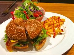 鸡肉汉堡套餐-LUCCA卢卡西班牙海鲜饭(远洋广场店)