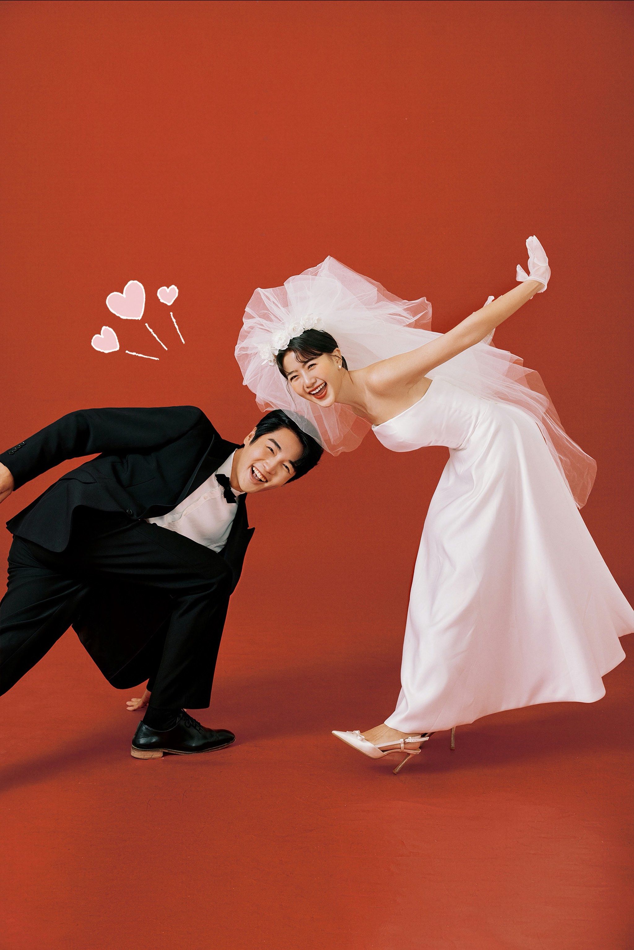 搞怪有趣的动作表情
有种别样的自在感
俏皮可爱随意的婚纱照谁不