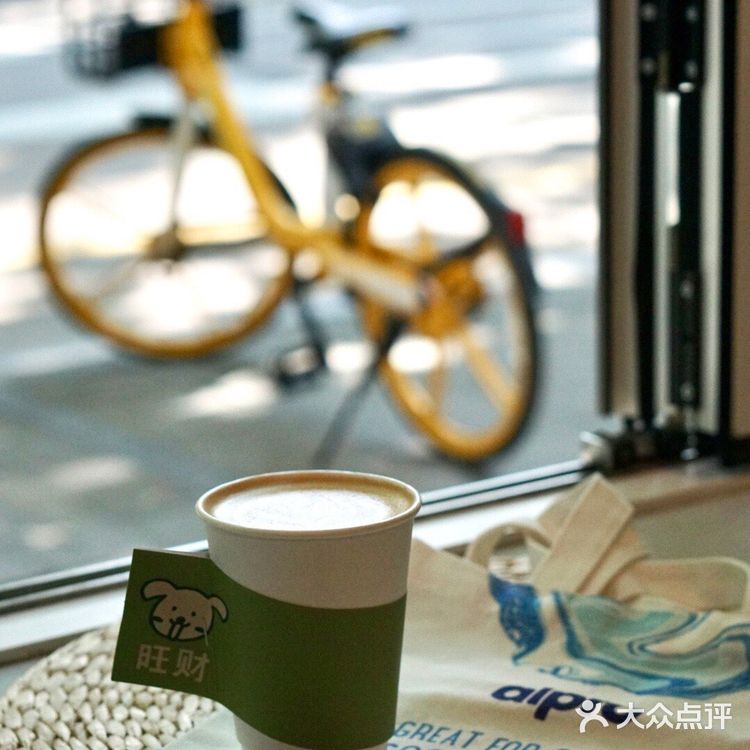 早晨散步，过来喝杯新品，这么早营业的咖啡小铺真不多