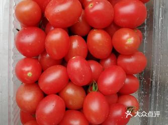 收银台还有免费品尝的草莓，就是供品尝的草莓太小个了