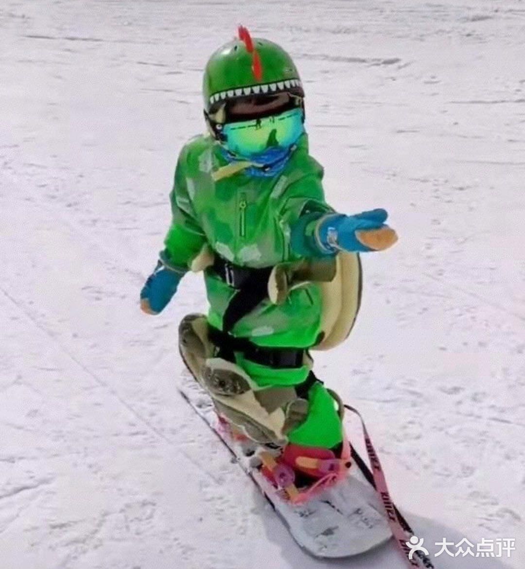 小小年纪，能力非凡，点赞滑雪少年