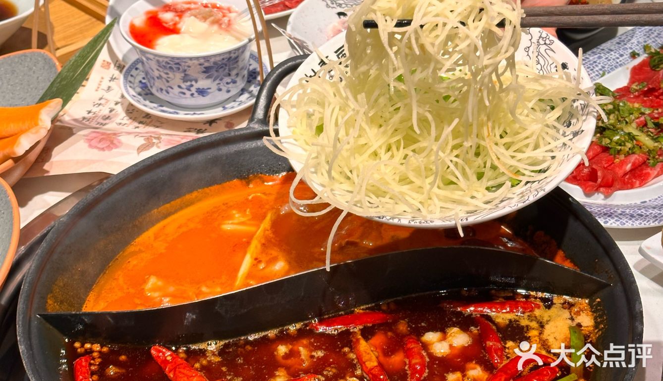这家火锅。。。店员都被吃成好朋友拉❗️