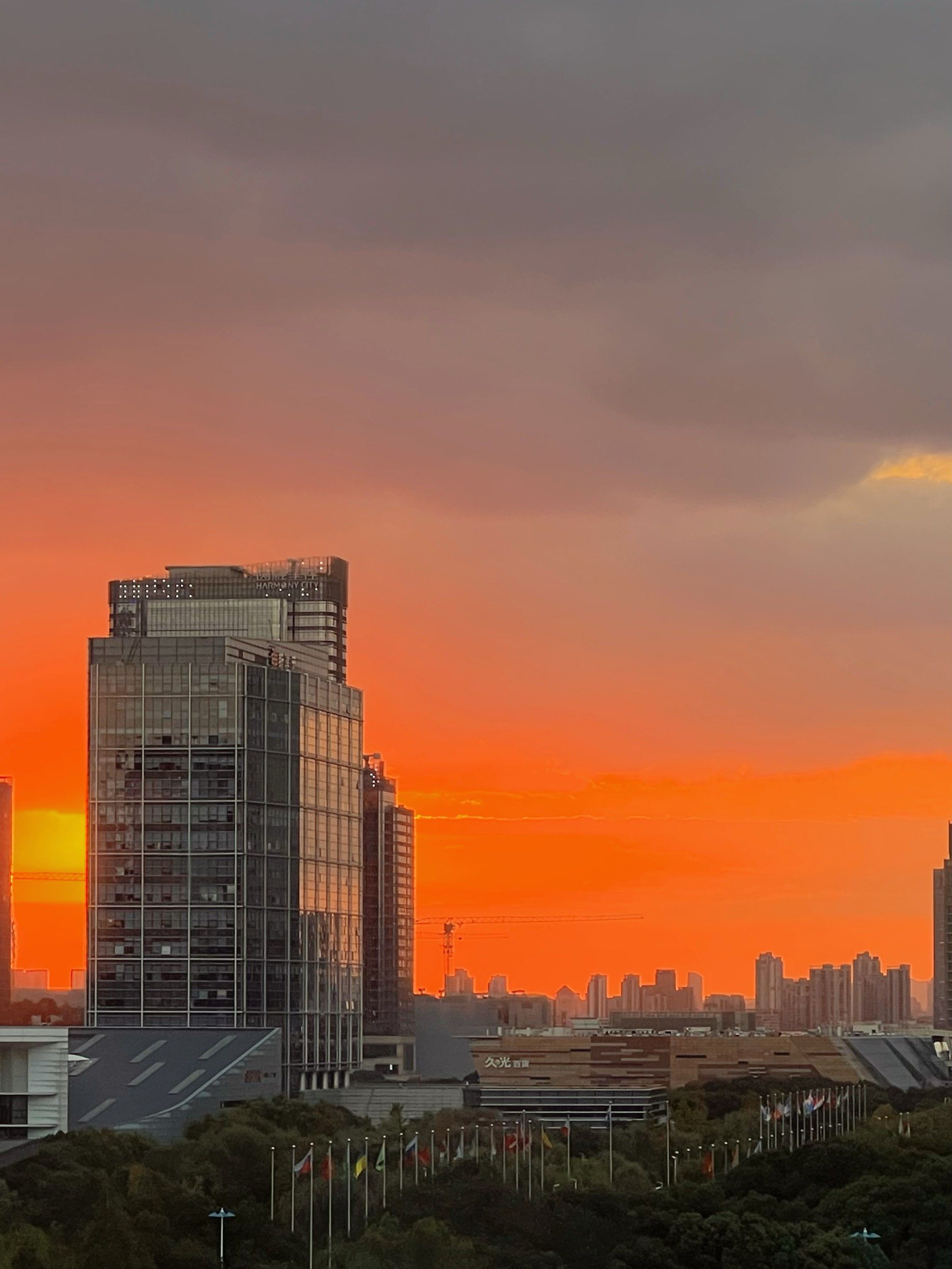 夕阳余晖下的城景