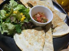 牛肉馅饼配迷你沙拉-HELLO 27 意面·沙拉·帕尼尼