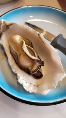 献蚝精酿竹笼蒸蚝-"店面比较小,目测只能坐六桌,位置在希尔顿.