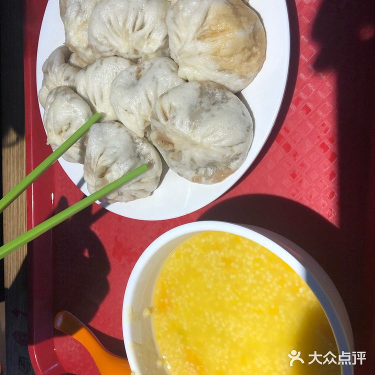 期望有点大，得粘醋吃，单独吃会有点油腻，牛肉大葱的