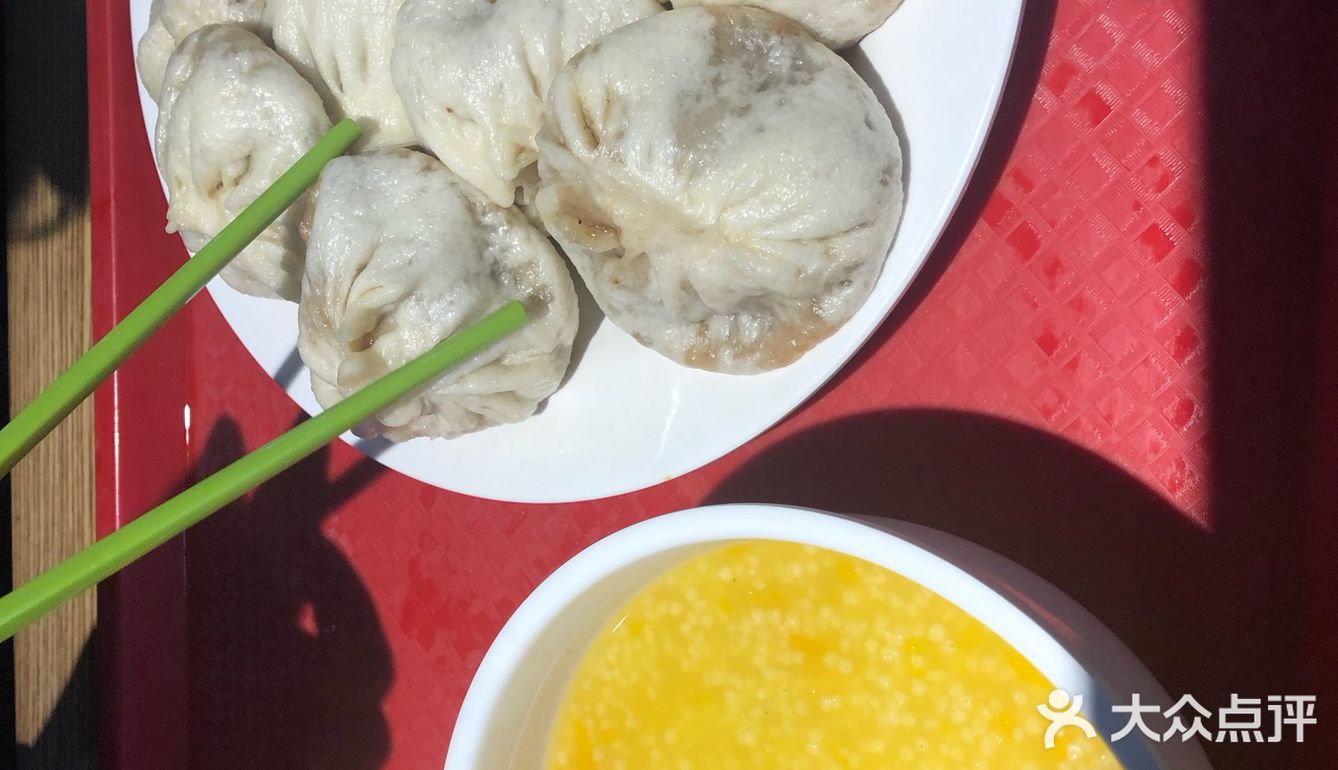 期望有点大，得粘醋吃，单独吃会有点油腻，牛肉大葱的