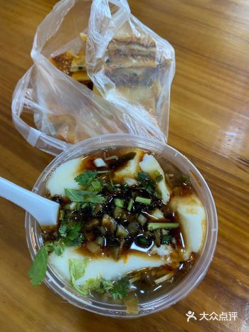热乎乎的豆腐脑真的是开启早晨的美好吧，你们喜欢吃豆腐