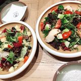 周末出去过小世界 点了羊排/牛排和蔬菜色拉