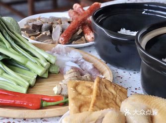 其实煲仔饭真的很好做，上面辅料丰俭由人，可以随时都可