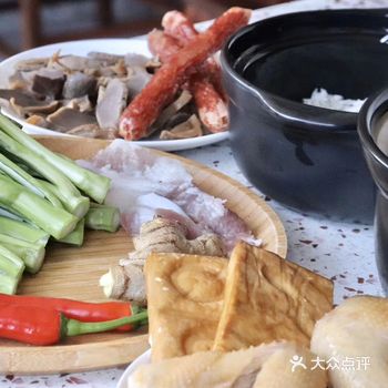其实煲仔饭真的很好做，上面辅料丰俭由人，可以随时都可
