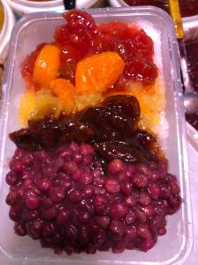 刨冰酸梅汤果料都是老板家自制的甜而不腻平常不太喜欢红豆当这家刨冰