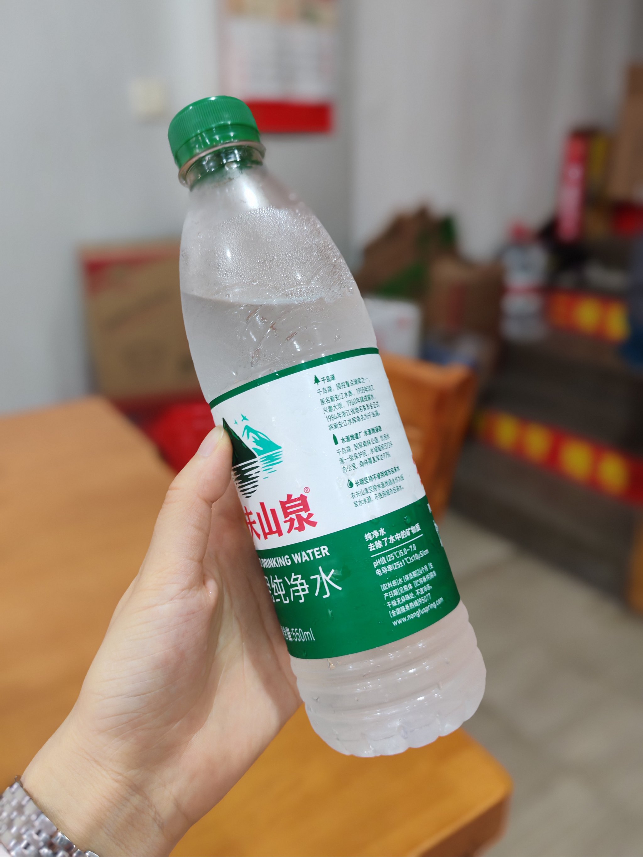 绿莹矿泉水图片