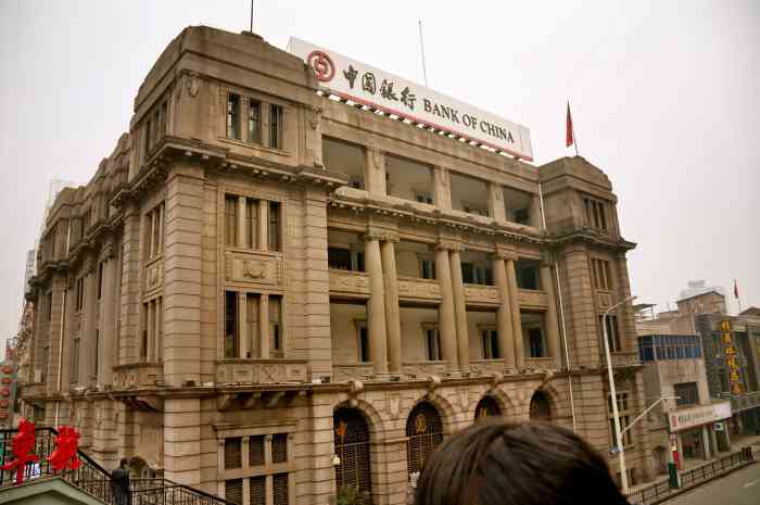 没想到还真是中国银行汉口支行,仍旧作为办公大楼,一楼还是营业厅