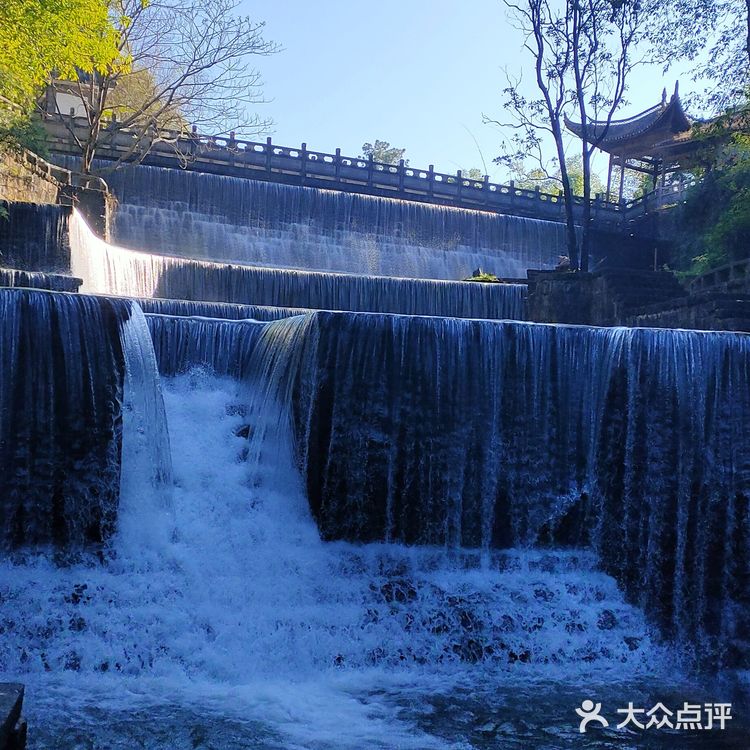 应朋友相邀，终于四人成行来到腾冲，清晨驱车来叠水河瀑