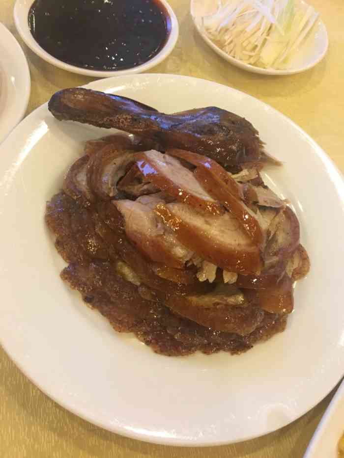 光顾很多年了!烤鸭非常不错!特别是甜面酱超级好吃!