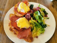 班尼迪克蛋-Common Table · Brunch & Coffee