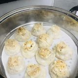 隔水蒸熟。隔水蒸的才不会太烂，软硬比较适中