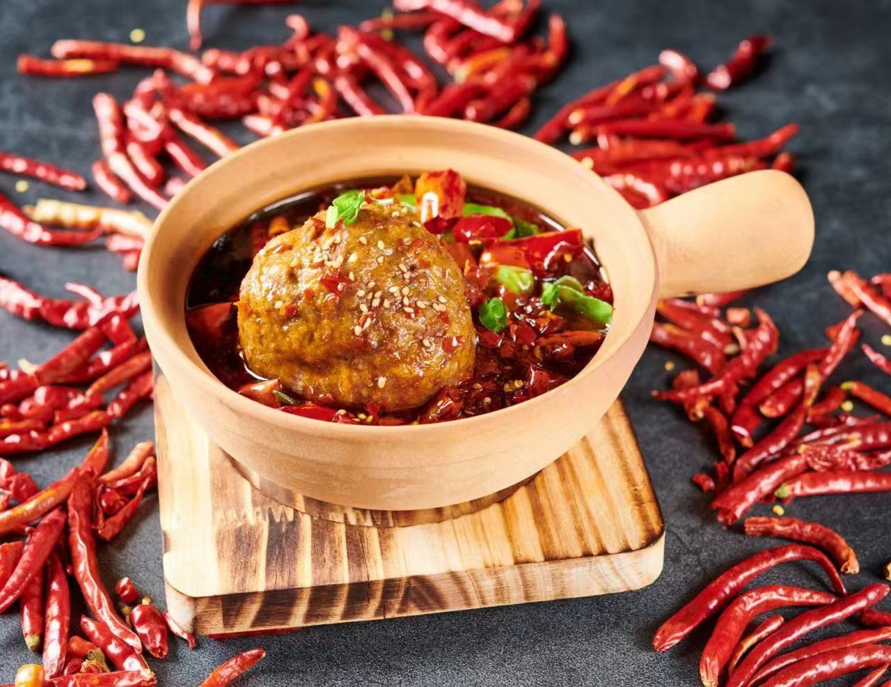 品尝油泼狮子头,令人惊艳不已.狮子头个大饱满