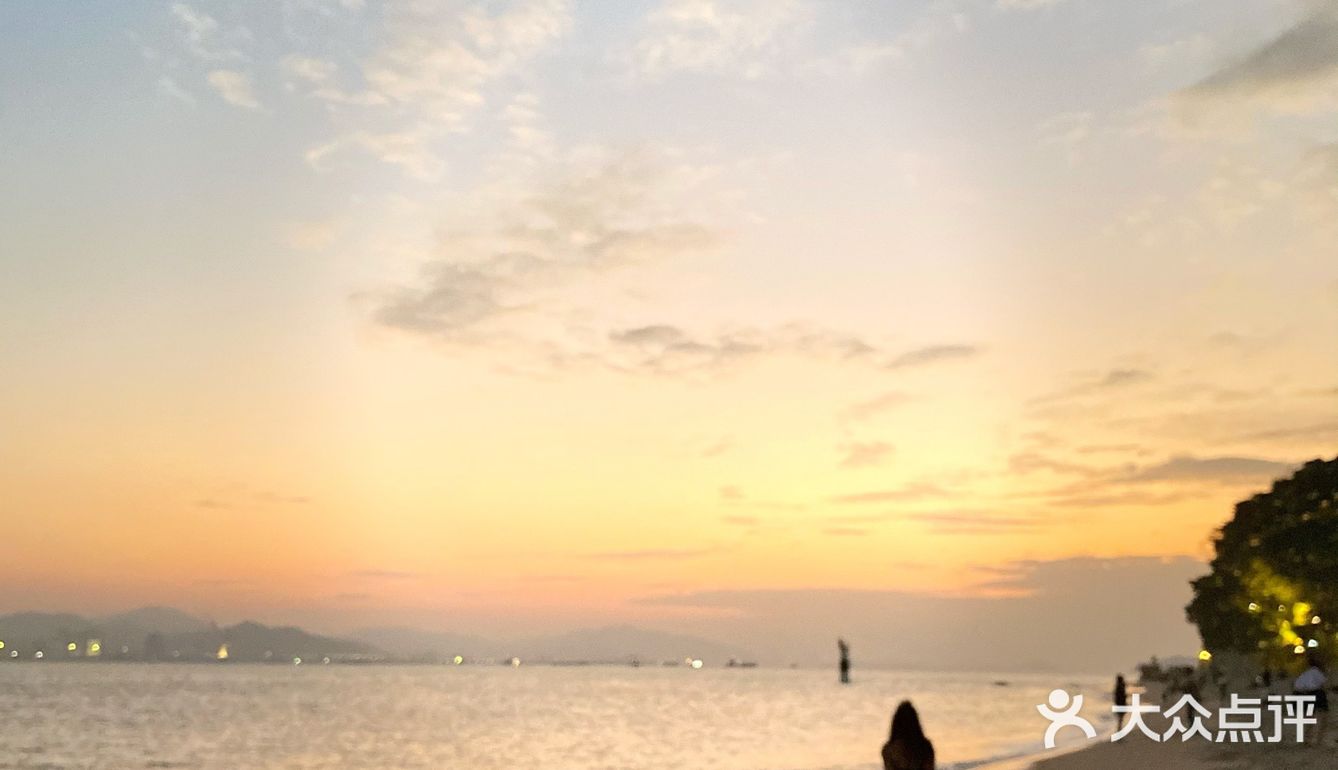 吃：美食比较清淡 适合沿海的人口味穿着