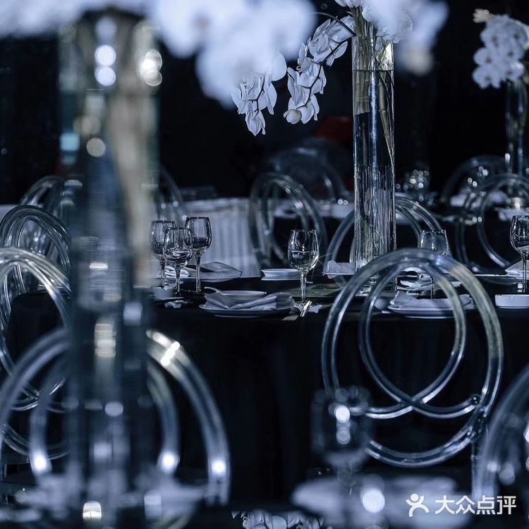 暗色系宇宙星辰主题年会布置 重在营造氛围感