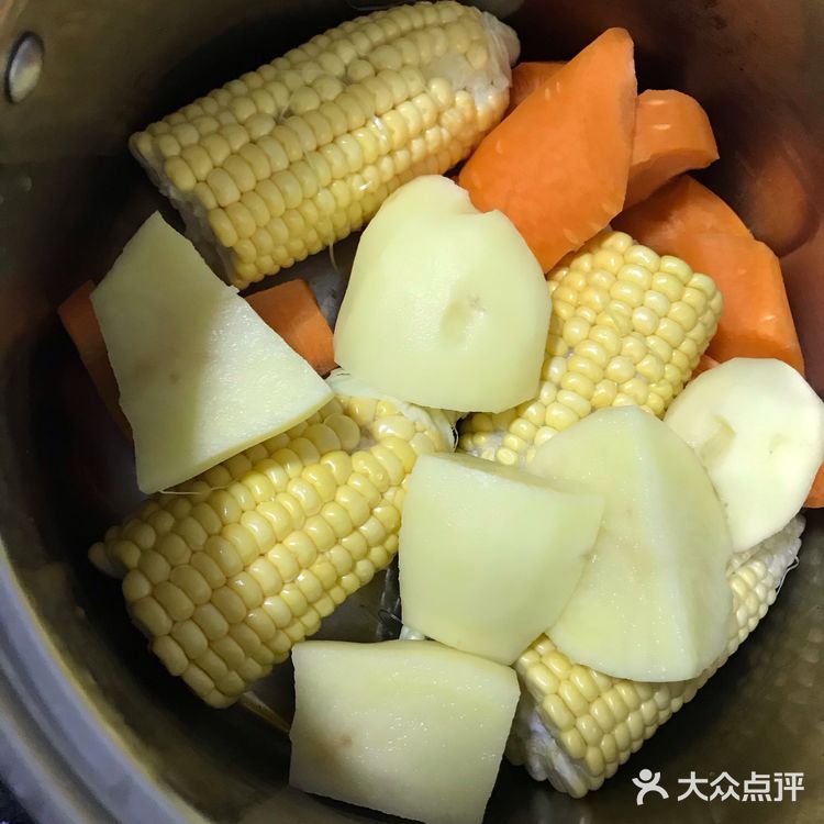 维生素之王 番茄玉米红萝卜土豆滚肉片汤