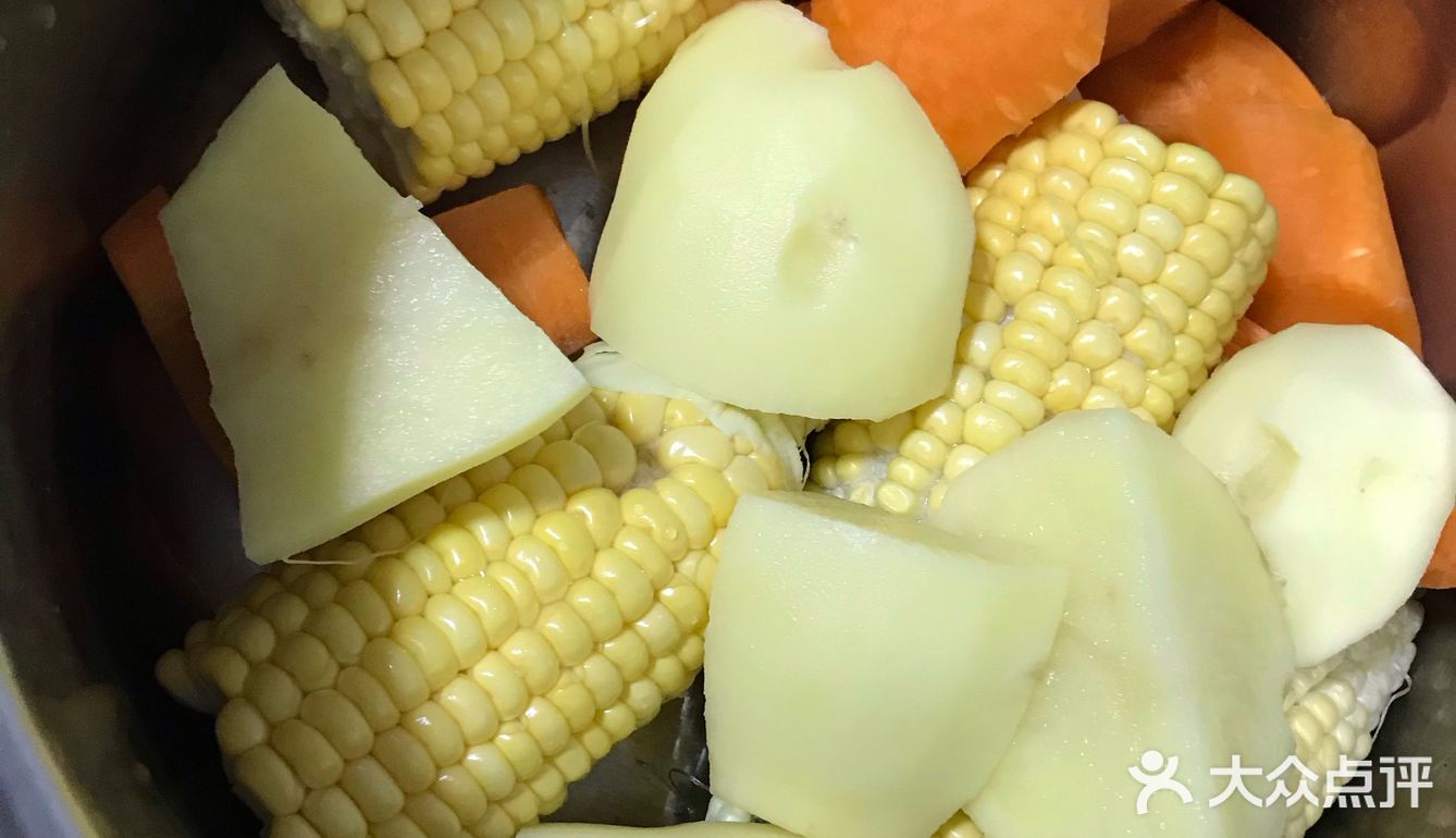 维生素之王   番茄玉米红萝卜土豆滚肉片汤