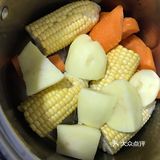 维生素之王   番茄玉米红萝卜土豆滚肉片汤