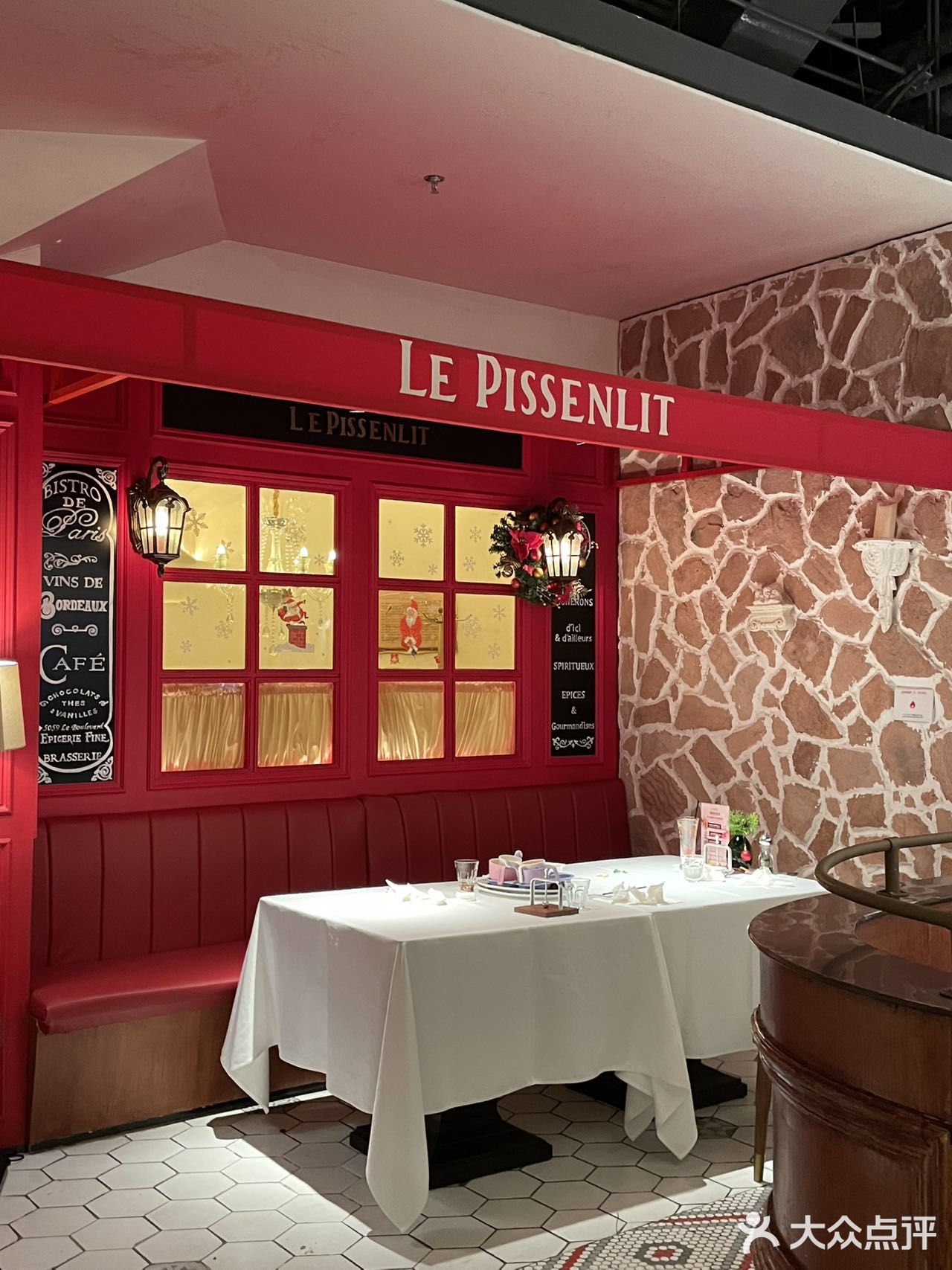 这家西餐厅的圣诞氛围浓度达到了1000%