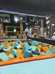 -蹦贝运动中心·蹦床·攀岩·闯关(龙岗店)