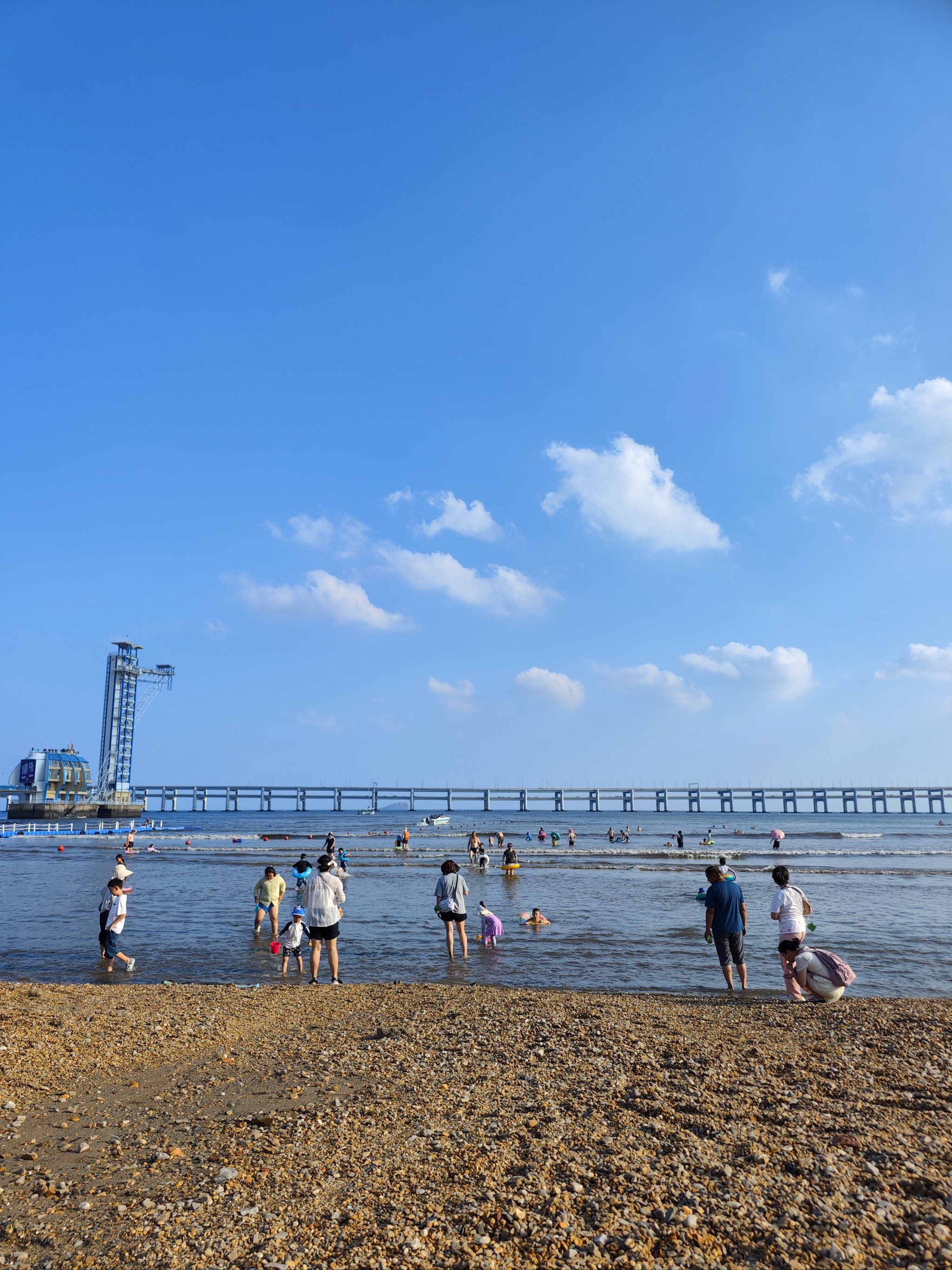 蓝天白云下的大连星海公园海边风景