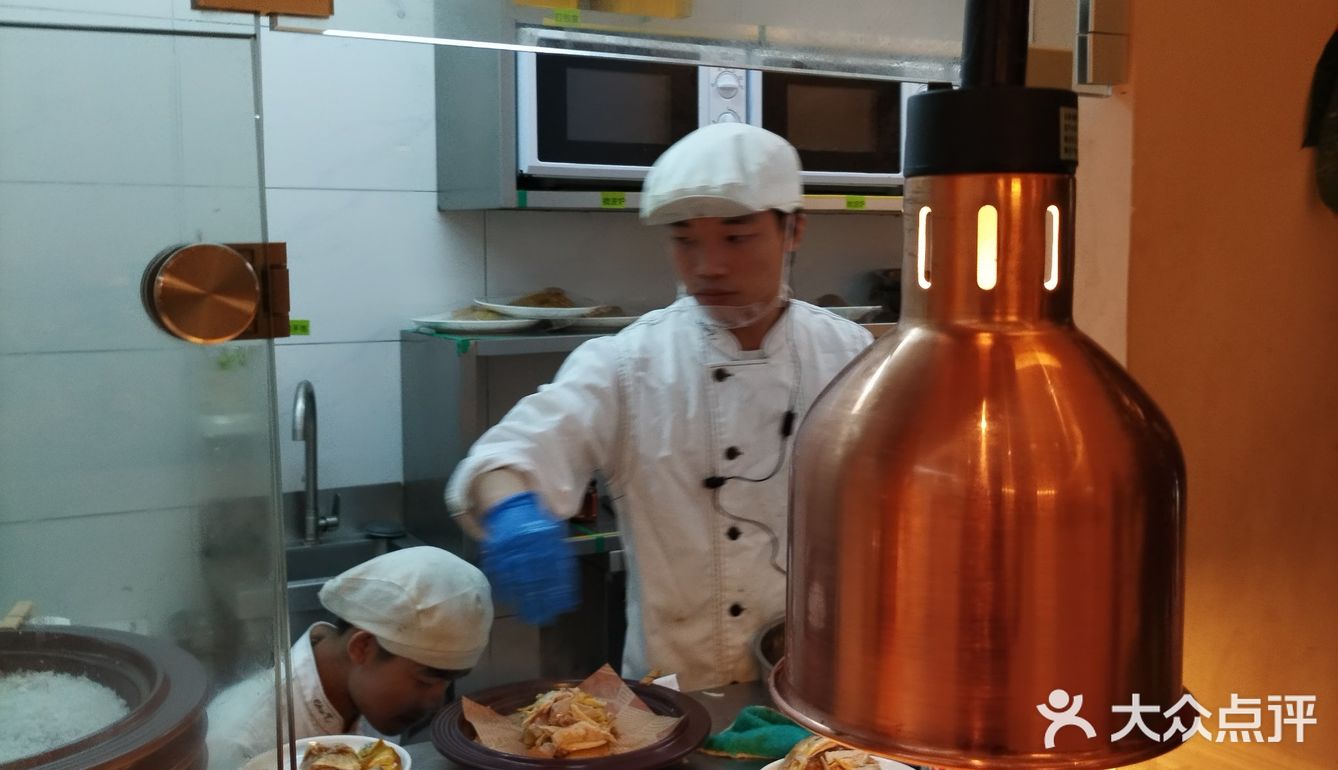 这一间客家菜顶呱呱，客似云来