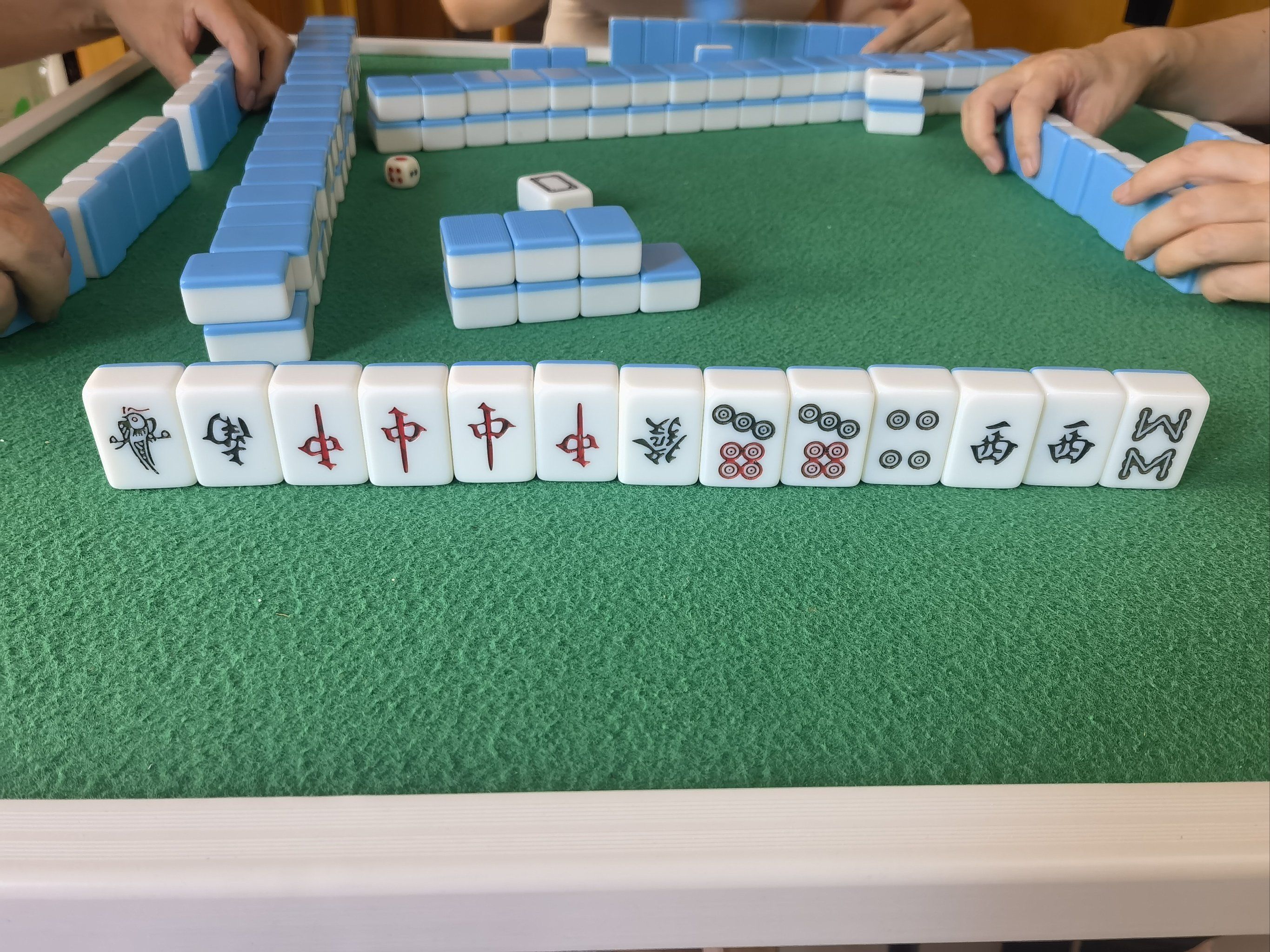 大夏天的谁不想空调房里打麻将吃西瓜