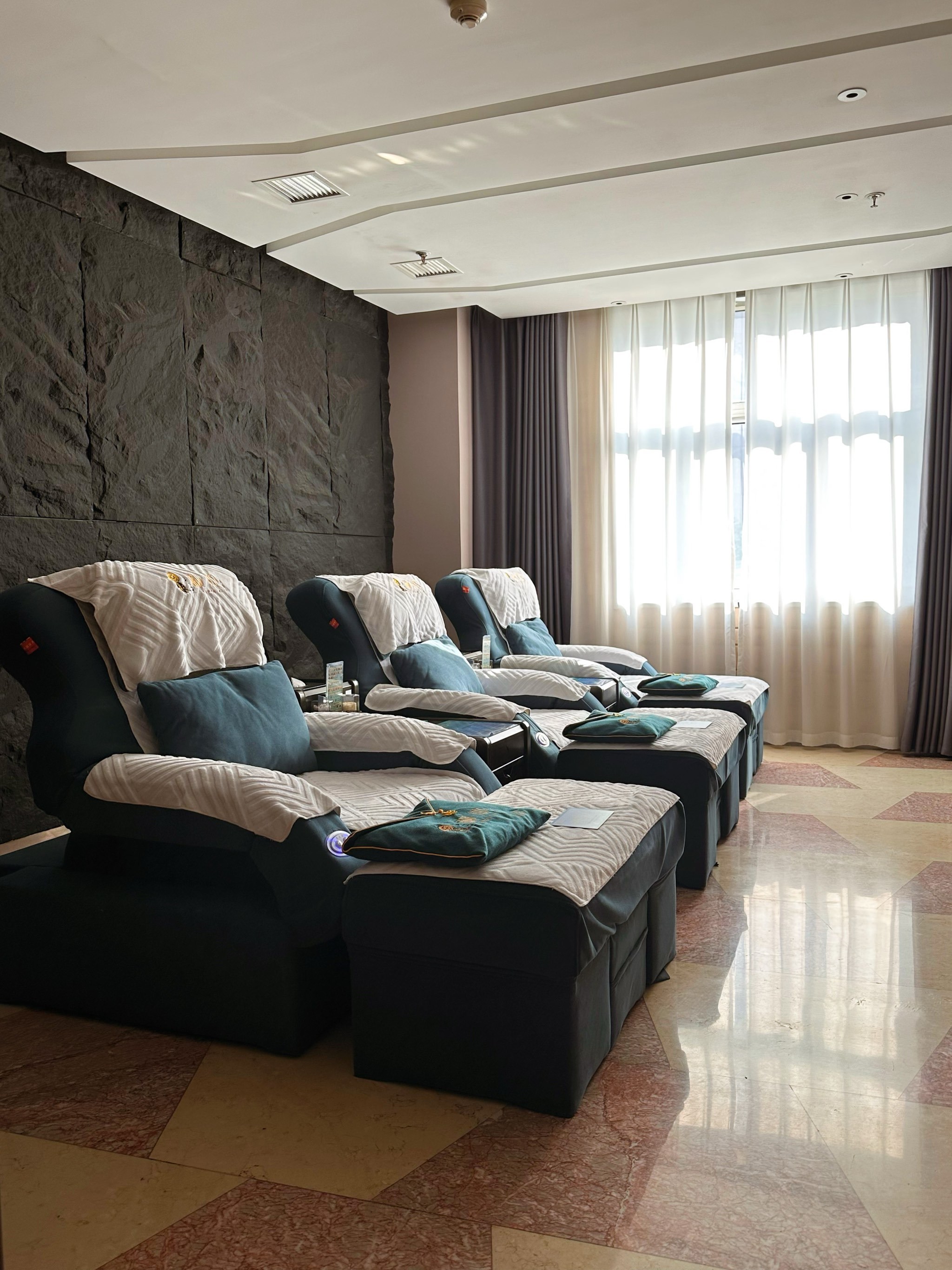 领导请客户,我订了这家,第二天他叫我去办公室