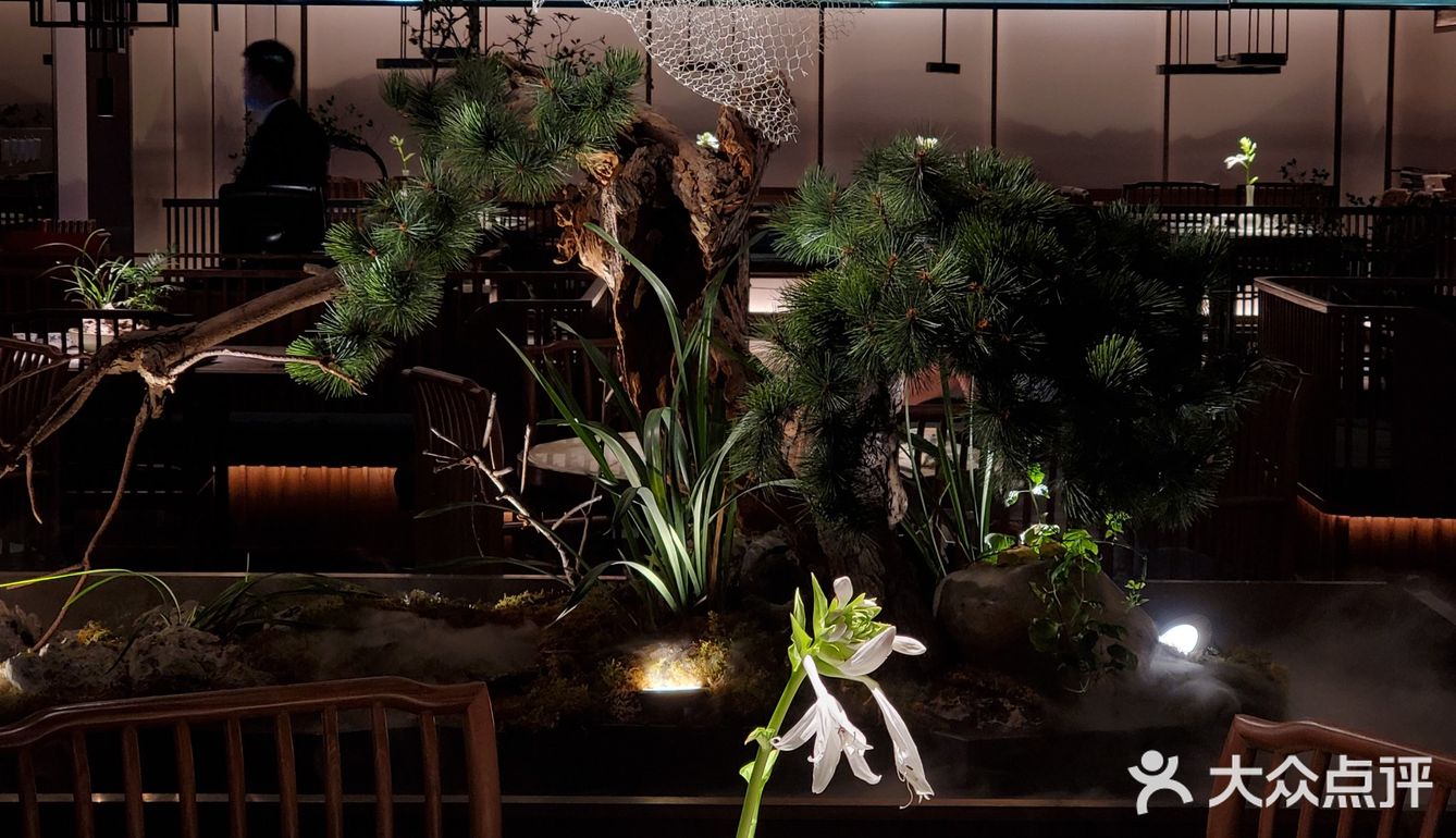 这家店吃起来也没看起来那么贵嘛~好吃！大力推荐！