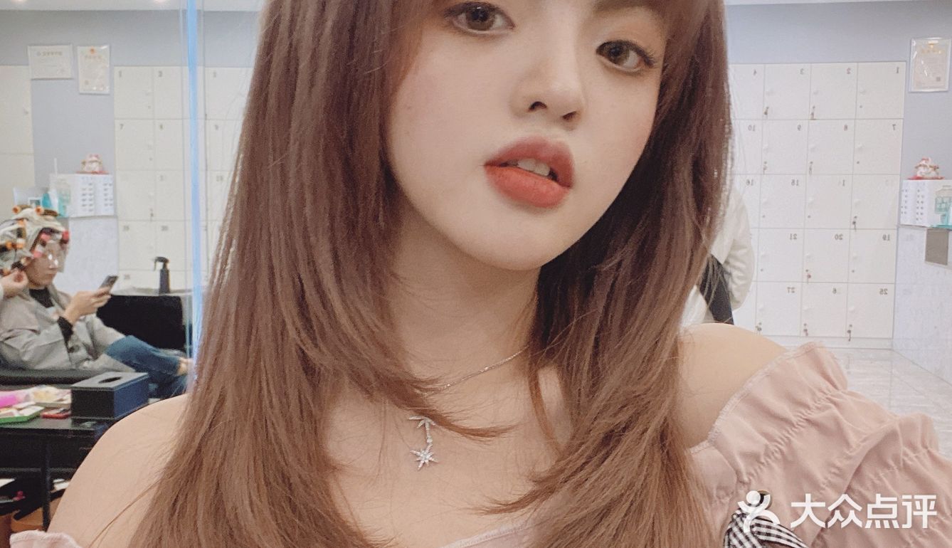 春季长发女生 颜色 造型