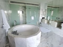 -上海滴水湖皇冠假日酒店