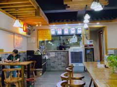 眼镜面叔叔在玩手机-蒋六十八梯眼镜面(狮子坪店)