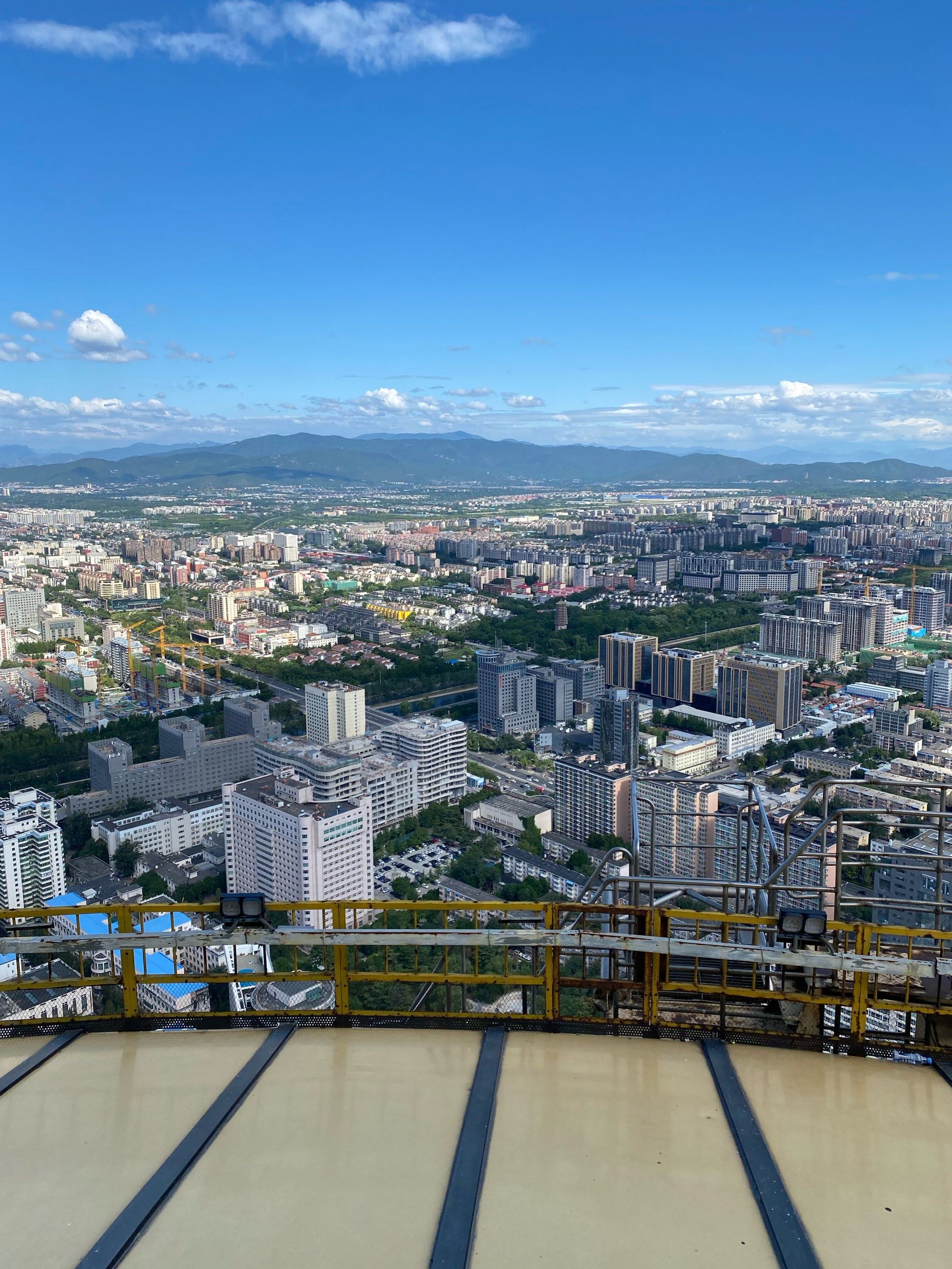 高空美景与美食:中央电视塔旋转餐厅的优惠体验