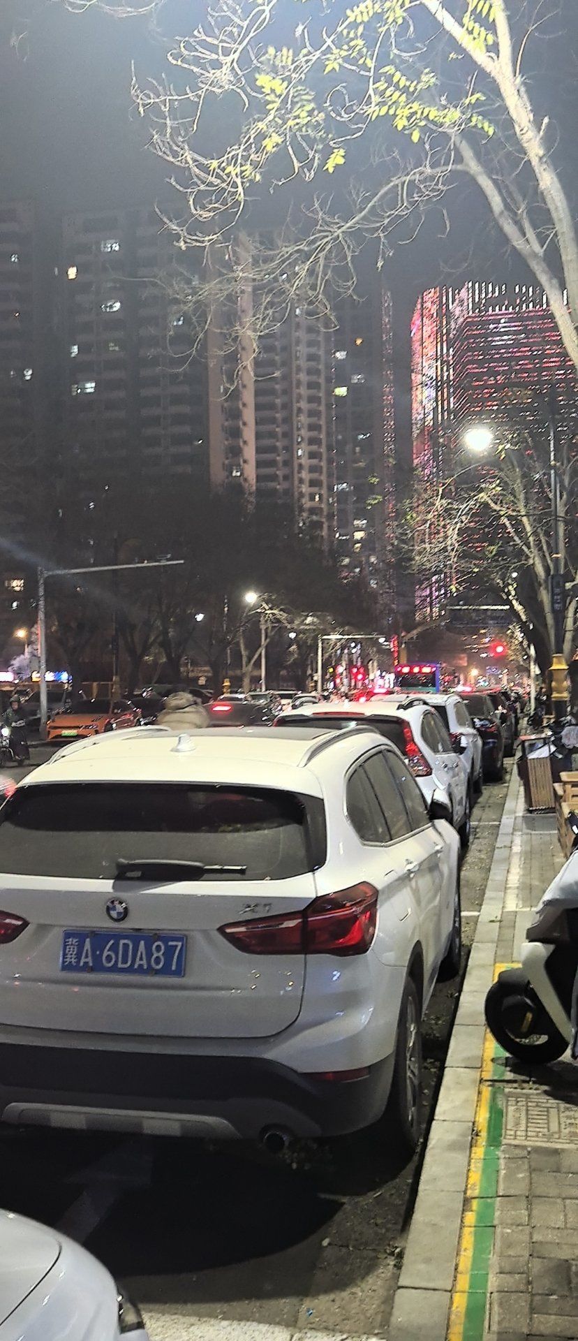 夜晚的城市依然热闹不减,璀璨灯火,车流不