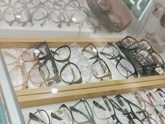 -美式眼镜·授权蔡司.依视路.尼康.豪雅.明月(人民广场店)