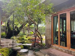 -Chom Cafe and Restaurant