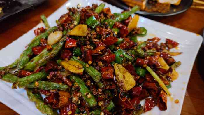 小竹签烤肉(自强西路旗舰店)-"23:30人不是太多,因为天气冷,他家外.